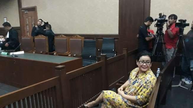 Senyum Miryam saat Hadapi Sidang Tuntutan KPK