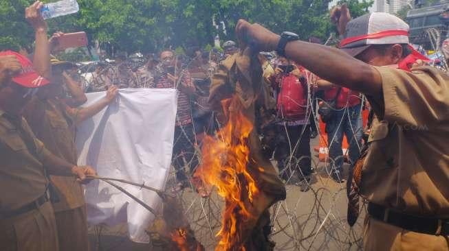 Ribuan anggota Persatuan Perangkat Desa Indonesia (PPDI) memenuhi Taman Pandang Monas, Jakarta, Selasa (24/10).