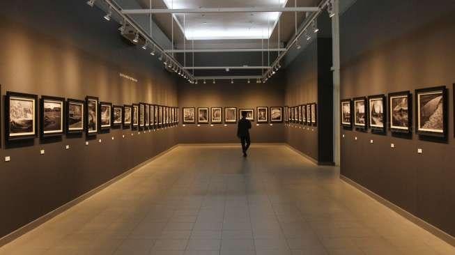 Pameran tunggal Suherry Arno dengan tema melampui fotografi di Galeri Nasional, Jakarta, Selasa (24/10).