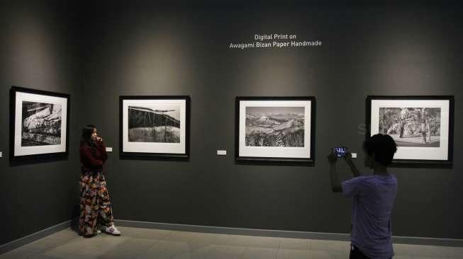 Pameran tunggal Suherry Arno dengan tema melampui fotografi di Galeri Nasional, Jakarta, Selasa (24/10).