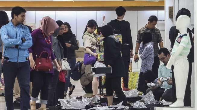 Sejumlah calon pembeli mengunjungi pusat perbelanjaan Lotus di Jalan K.H. Wahid Hasyim, Jakarta Pusat, Rabu (25/10). 