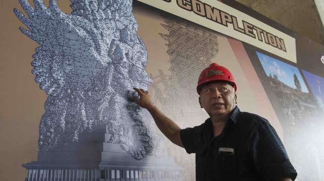 Para pekerja menyelesaikan modul patung Garuda Wisnu Kencana di Bukit Jimbaran, Bali, Rabu (25/10).