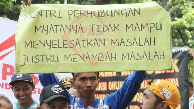 Para pengemudi taksi online melakukan aksi di depan gedung Kementerian Perhubungan, Jakarta, Rabu (25/10).