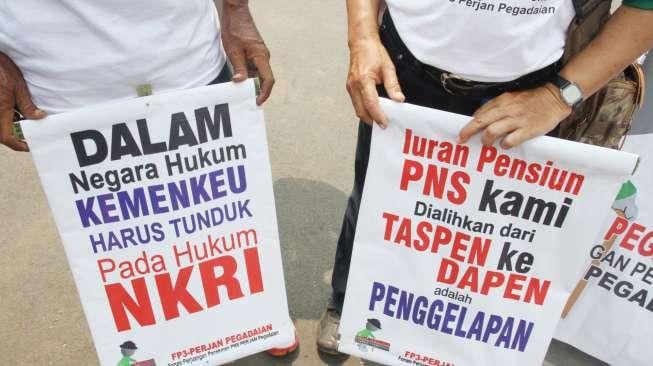 Mereka menuntut pemerintah membayarkan pensiunan PNS.