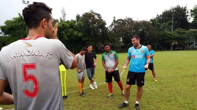 Pelatih Bhayangkara FC, Simon McMenemy (kedua dari kanan), memimpin latihan anak asuhnya di Lapangan Internasional Sport Club Indonesia (ISCI), Ciputat, Rabu (25/10/2017). [Suara.com/Adie Prasetyo Nugraha]