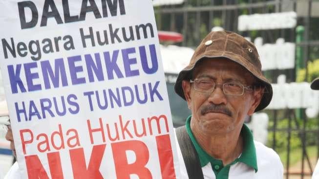 Forum Perjuangan Pensiun Perjan Pegadaian (FP3PP) menggelar aksi di depan Istana, Jakarta, Rabu (25/10).