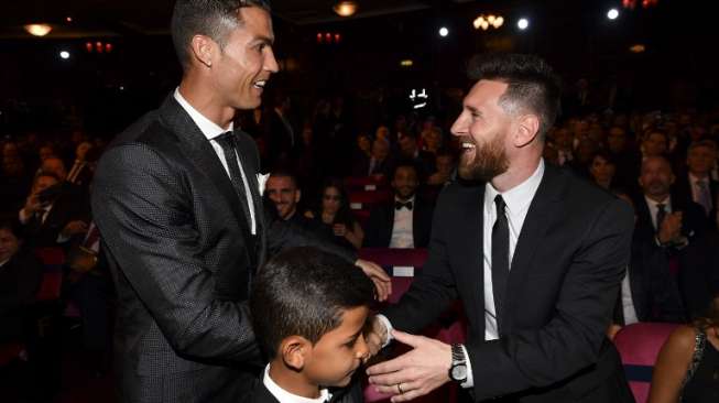 Cristiano Ronaldo dan Lionel Messi saling bersalaman saat malam penghargaan The Best FIFA Men's Player di London Palladium, Inggris, Senin (23/10/2017). [AFP/Ben Stansall]
