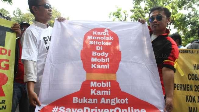 Para pengemudi taksi online melakukan aksi di depan gedung Kementerian Perhubungan, Jakarta, Rabu (25/10).