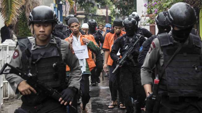 Rrekonstruksi rencana pembuatan bom di Antapani, Bandung, Jawa Barat, Kamis (26/10).