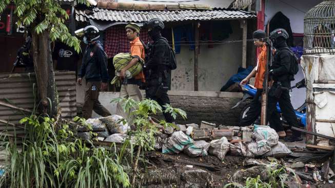 Rrekonstruksi rencana pembuatan bom di Antapani, Bandung, Jawa Barat, Kamis (26/10).