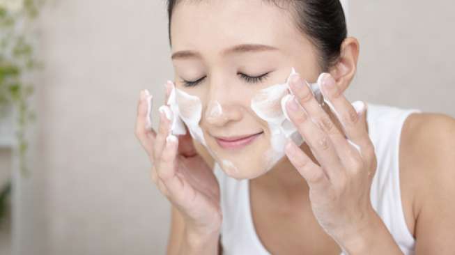 Ilustrasi mencuci wajah, perawatan wajah, membersihkan wajah. (Shutterstock)