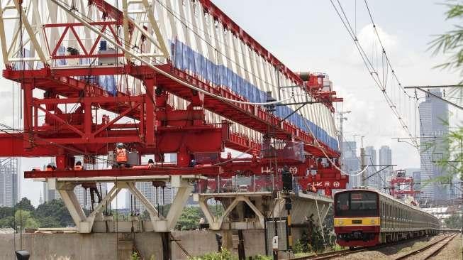 pembangunan proyek double-double track (DDT) Manggarai-Jatinegara di kawasan Matraman, Jatinegara, Jakarta, Kamis (26/10).