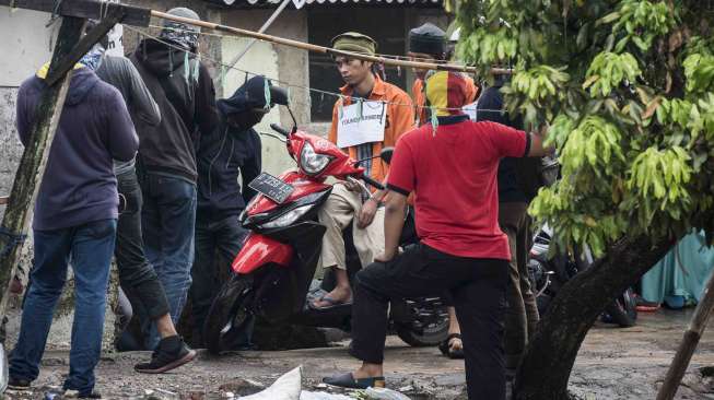Rrekonstruksi rencana pembuatan bom di Antapani, Bandung, Jawa Barat, Kamis (26/10).