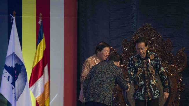 Presiden Joko Widodo bersama Ketua Dewan Pengawas Walubi Murdaya Poo menghadiri rapat kerja Nasional (Rakernas) Perwakilan Umat Budha Indonesia (Walubi) di JIExpo Kemayoran, Jakarta, Kamis (26/10).