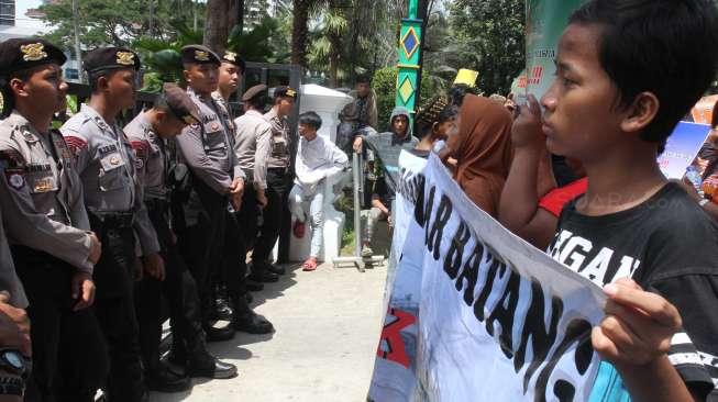 Warga luar batang melakukan aksi di depan Balai Kota DKI Jakarta, Kamis (26/10).