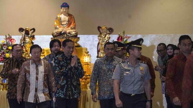 Presiden Joko Widodo bersama Ketua Dewan Pengawas Walubi Murdaya Poo menghadiri rapat kerja Nasional (Rakernas) Perwakilan Umat Budha Indonesia (Walubi) di JIExpo Kemayoran, Jakarta, Kamis (26/10).