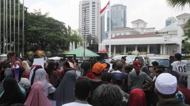 Warga luar batang melakukan aksi di depan Balai Kota DKI Jakarta, Kamis (26/10).