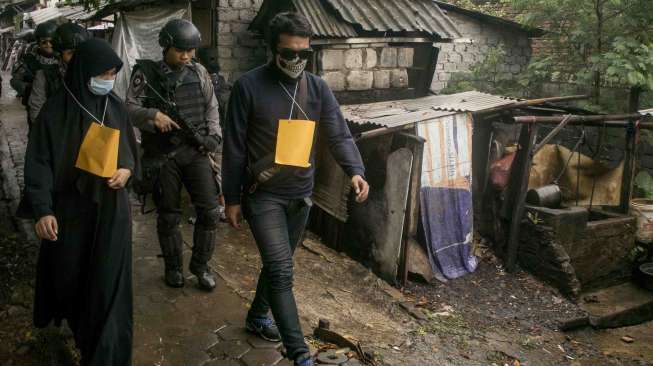 Rrekonstruksi rencana pembuatan bom di Antapani, Bandung, Jawa Barat, Kamis (26/10).