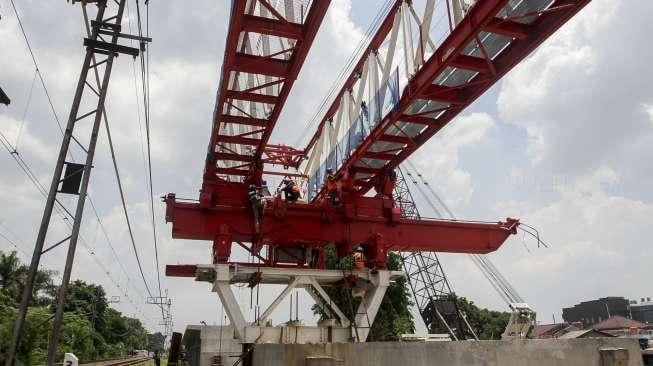 pembangunan proyek double-double track (DDT) Manggarai-Jatinegara di kawasan Matraman, Jatinegara, Jakarta, Kamis (26/10).