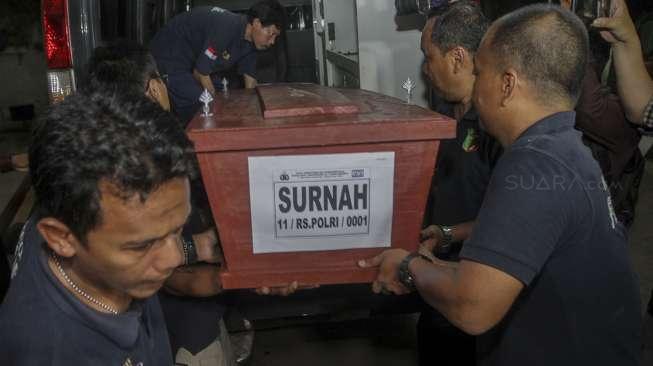 Satu korban yang meninggal atas nama Surnah (14 tahun) berhasil diidentifikasi dan telah diserahkan kepada keluarga korban untuk dibawa ke kampung halamannya di Tangerang, Banten. [Suara.com/Kurniawan Mas'ud]