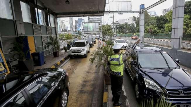 Gerbang tol non tunai Senayan, Jakarta, Jumat (27/10).