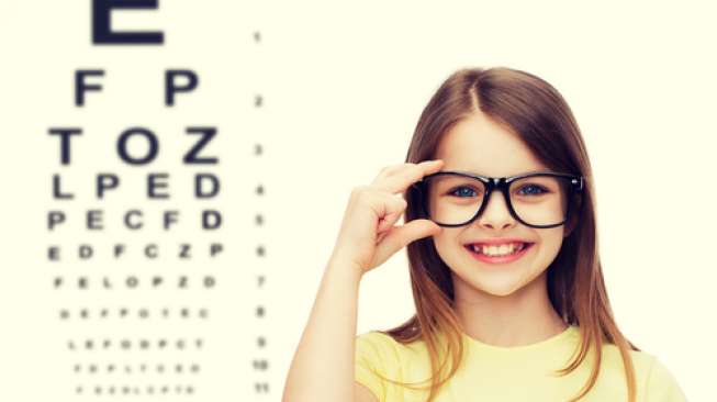 Ilustrasi anak memakai kacamata baca. (Shutterstock)