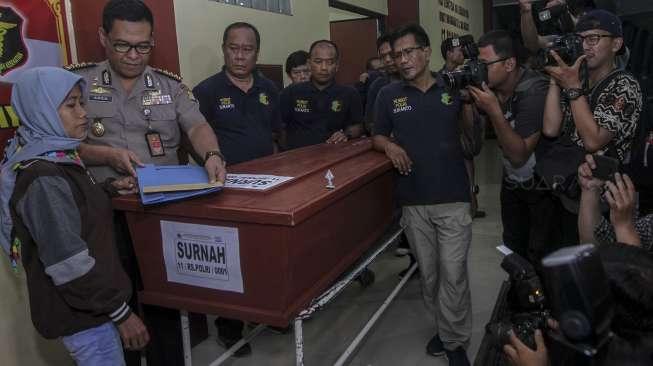 Satu korban yang meninggal atas nama Surnah (14 tahun) berhasil diidentifikasi dan telah diserahkan kepada keluarga korban untuk dibawa ke kampung halamannya di Tangerang, Banten. [Suara.com/Kurniawan Mas'ud]