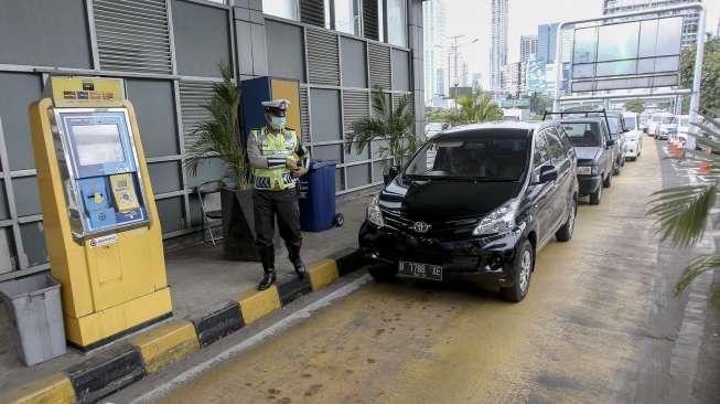 Gerbang tol non tunai Senayan, Jakarta, Jumat (27/10).