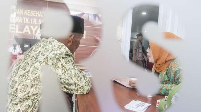 Keluarga korban kebakaran pabrik mercon di Kosambi mendatangi posko pengaduan kehilangan keluarga di RS Polri Kramat Jati, Jakarta, Jumat (27/10).