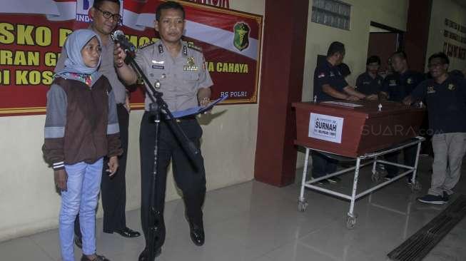 Satu korban yang meninggal atas nama Surnah (14 tahun) berhasil diidentifikasi dan telah diserahkan kepada keluarga korban untuk dibawa ke kampung halamannya di Tangerang, Banten. [Suara.com/Kurniawan Mas'ud]