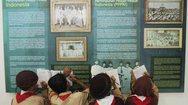 Sejumlah murid SD berkunjung ke Museum Sumpah Pemuda, Jalan Kramat Raya, Jakarta Pusat, Sabtu (28/10).