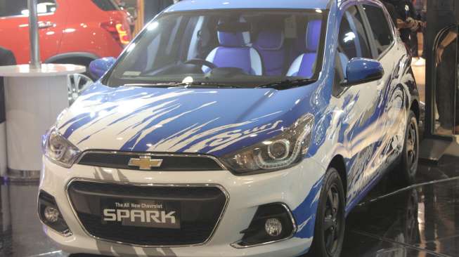 Bodi dan kabin Chevrolet Spark yang dimodifikasi tema batik dan marinir.