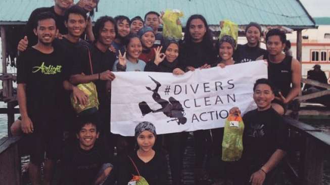 Relawan Komunitas Divers Clean Action saat melakukan pembersihan sampah di Pulau Badi di Kepulauan Spermonde, Sulawesi Selatan. (Screenshot: diverscleanaction/Instagram)