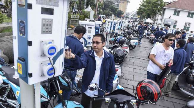 Sejumlah pengguna sepeda motor listrik mengikuti konvoi motor listrik, di Jakarta, Sabtu (28/10).