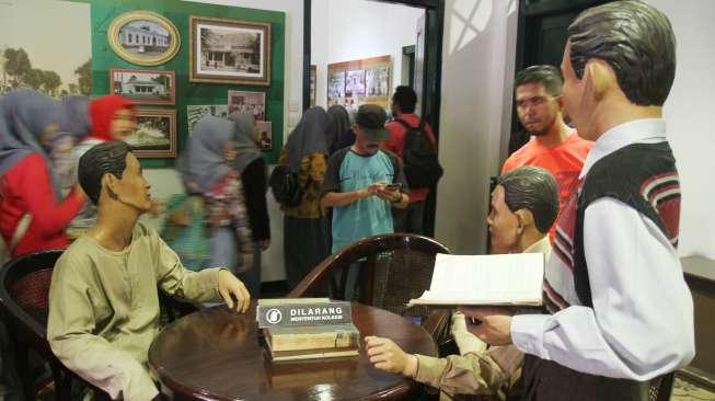 Sejumlah murid SD berkunjung ke Museum Sumpah Pemuda, Jalan Kramat Raya, Jakarta Pusat, Sabtu (28/10).