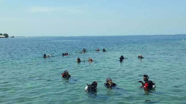 Tak Cuma Menikmati, Mereka Turun Tangan Selamatkan Laut