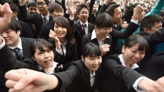 Banyak sekolah di Jepang menerapkan aturan ketat terkait pelarangan warna rambut. [AFP/Toru Yamanaka]