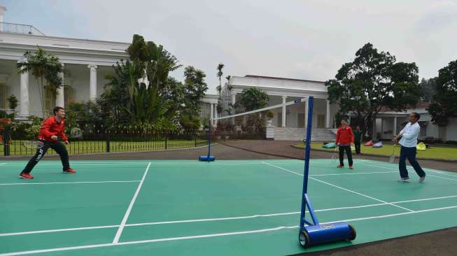 Presiden Joko Widodo menghadiri peringatan Hari Sumpah Pemuda ke-89 di Halaman Istana Bogor, Jawa Barat, Sabtu (28/10).