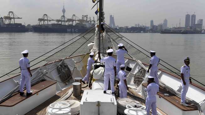 KRI Bima Suci berlabuh di Colombo, Sri Lanka, Senin (30/10).