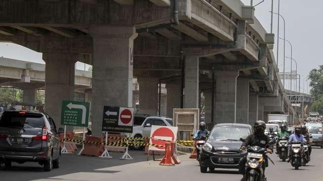 Kendaraan melintas di ruas Jalan Arteri Kalimalang menuju arah Jakarta dan Bekasi, Kota Bekasi, Senin (30/10).