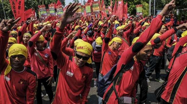 Kongres Aliansi Serikat Buruh Indonesia (KASBI) menggelar aksi longmarch dari Jalan MH Thamrin menuju Istana, Jakarta, Senin (30/10).