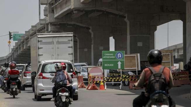 Kendaraan melintas di ruas Jalan Arteri Kalimalang menuju arah Jakarta dan Bekasi, Kota Bekasi, Senin (30/10).