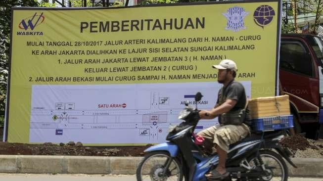 Kendaraan melintas di ruas Jalan Arteri Kalimalang menuju arah Jakarta dan Bekasi, Kota Bekasi, Senin (30/10).