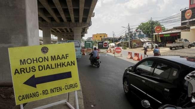 Kendaraan melintas di ruas Jalan Arteri Kalimalang menuju arah Jakarta dan Bekasi, Kota Bekasi, Senin (30/10).