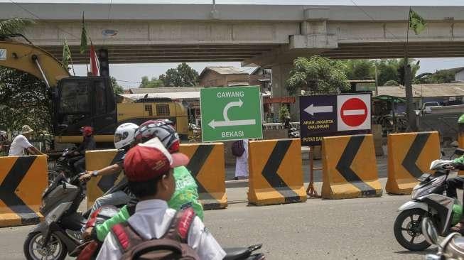 Kendaraan melintas di ruas Jalan Arteri Kalimalang menuju arah Jakarta dan Bekasi, Kota Bekasi, Senin (30/10).