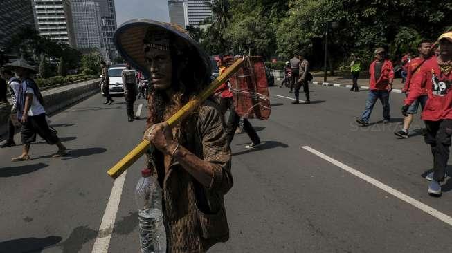 Kongres Aliansi Serikat Buruh Indonesia (KASBI) menggelar aksi longmarch dari Jalan MH Thamrin menuju Istana, Jakarta, Senin (30/10).