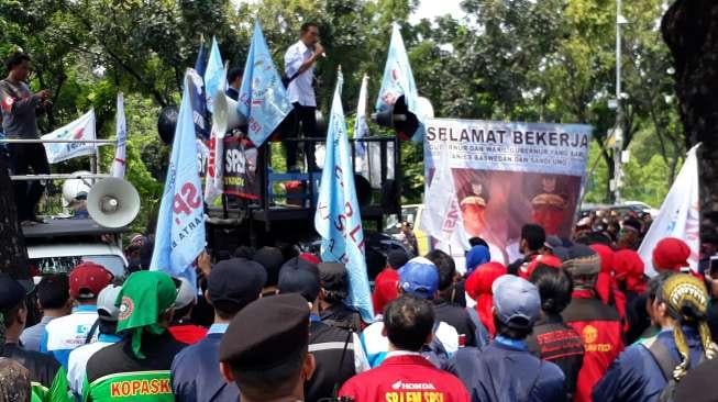 Jelang Anies Umumkan UMP, Buruh Demo di Balai Kota