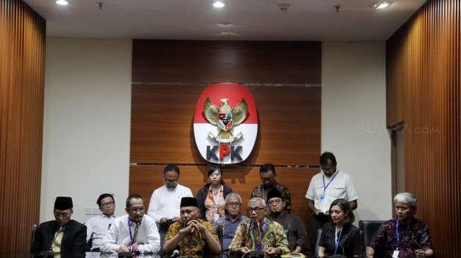 Keterangan pers usai menggelar pertemuan di Gedung KPK Jakarta, Selasa (31/10).