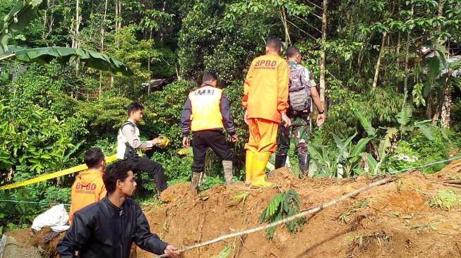 Sekeluarga Tewas Tertimbun Longsor di Bandung