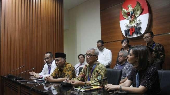 Keterangan pers usai menggelar pertemuan di Gedung KPK Jakarta, Selasa (31/10).